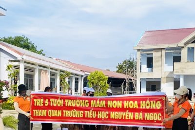 Buổi tham quan trường tiểu học của các cháu mẫu giáo 5-6 tuổi kết thúc thật ý nghĩa. Được diễn ra thành công tốt đẹp, nhờ sự đón tiếp nhiệt tình của Ban Giám hiệu và các thầy cô giáo cùng các em học sinh tại trường tiểu học Nguyễn Bá Ngọc. Đây là một trong những trải nghiệm trong chương trình chăm sóc, giáo dục trẻ em của trường Mầm Non Hoa Hồng, tạo cho trẻ không khí vui tươi, phấn khởi và hào hứng, giúp trẻ chuẩn bị tâm thế sẵn sàng bước vào lớp 1.