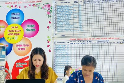 Công tác tuyển sinh tại trường trong 2 ngày, cho dù thời tiết mưa nhưng phụ huynh đã nhiệt đến trường làm hồ sơ nhập học cho con em mình. Các cô đã nhiệt tình hướng dẫn cụ thể và cập nhật đưa lên hệ thống tuyển sinh trực tuyến theo đúng hướng dẫn.